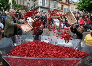 Nemi da record: in 30 mila per la Sagra delle fragole, evento internazionale