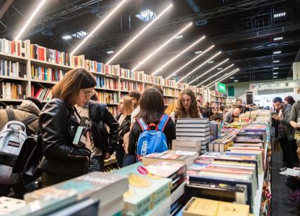 Salone del Libro, boom di visite. Ma calano i lettori in Italia. Il caso