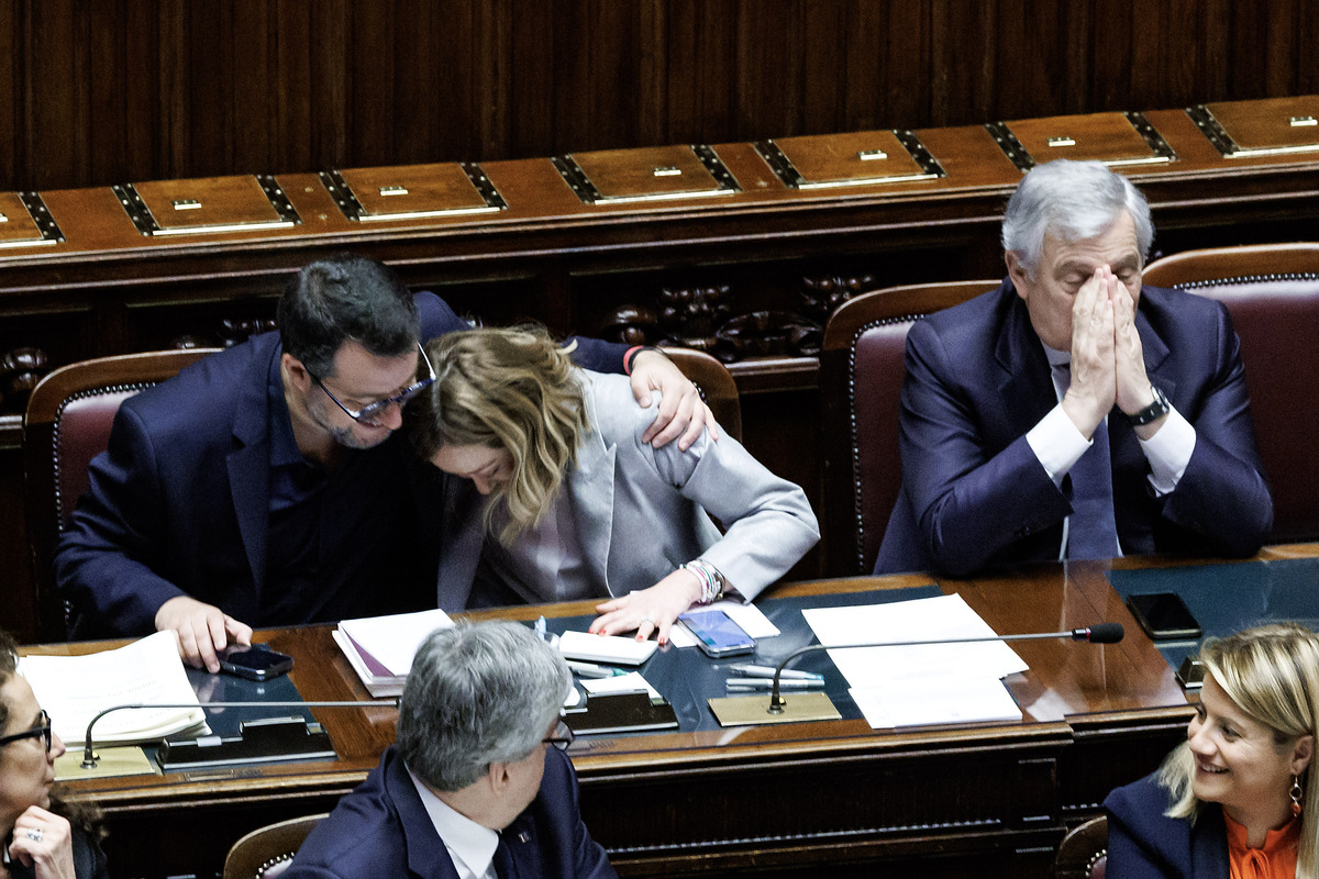 Salvini abbraccia Meloni Salvini abbraccia Meloni