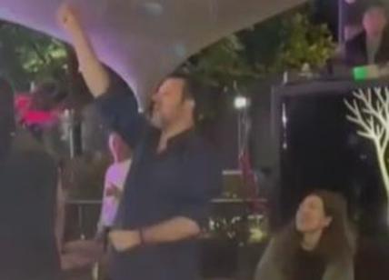 Salvini scatenato in discoteca balla e canta "Pioli is on fire"