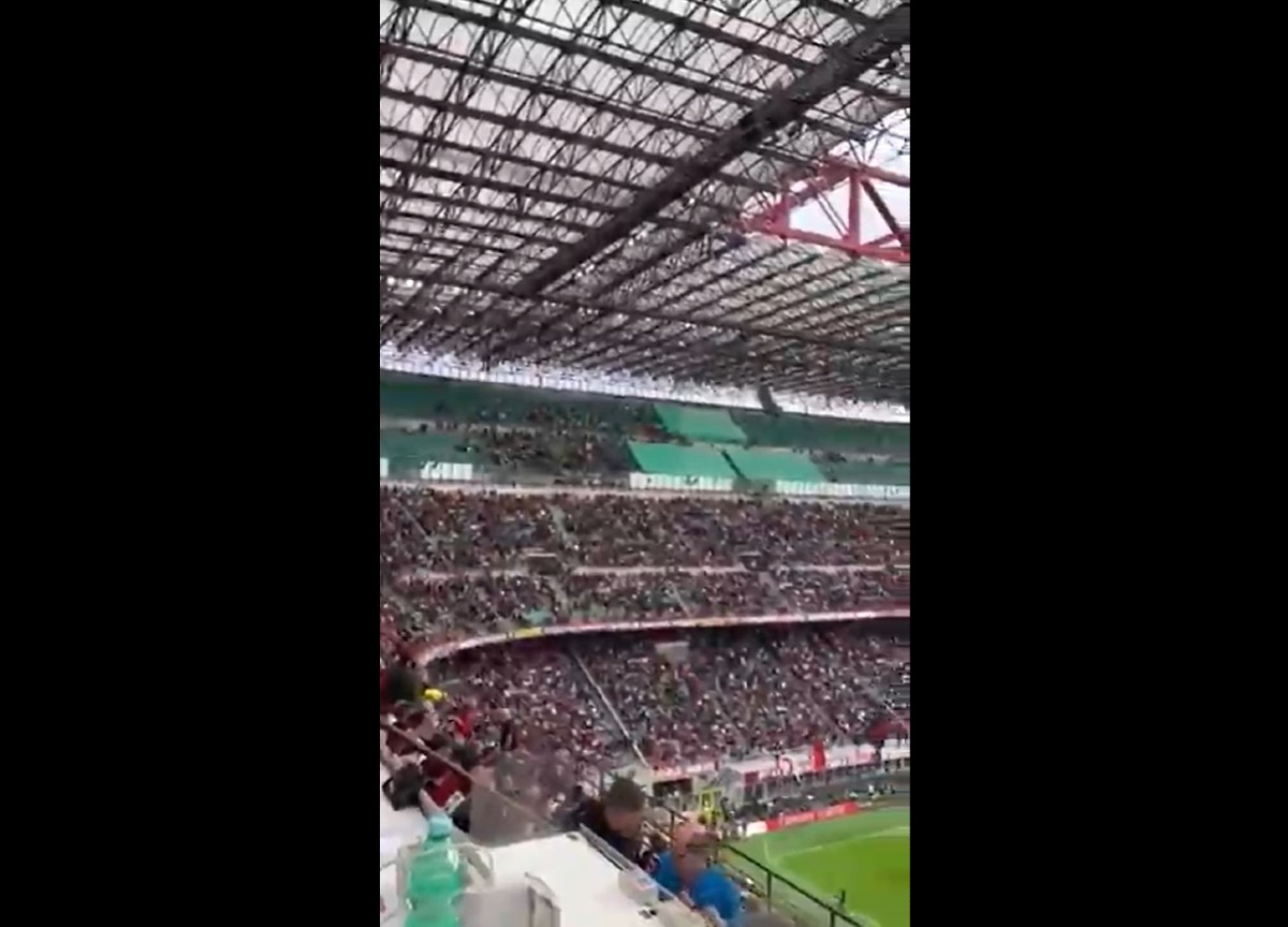 Vergogna a San Siro, gli ultras del Verona rovinano il minuto di silenzio per Napolitano con cori e insulti
