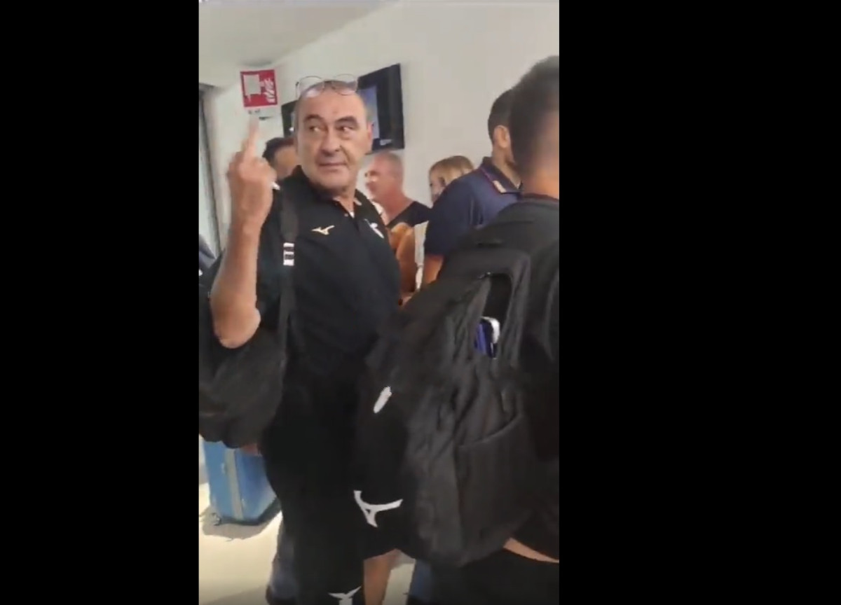 Maurizio Sarri fa il dito medio ai tifosi del Napoli Maurizio Sarri fa il dito medio ai tifosi del Napoli