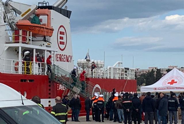 sbarco migranti Libia a Brindisi sbarco migranti Libia a Brindisi