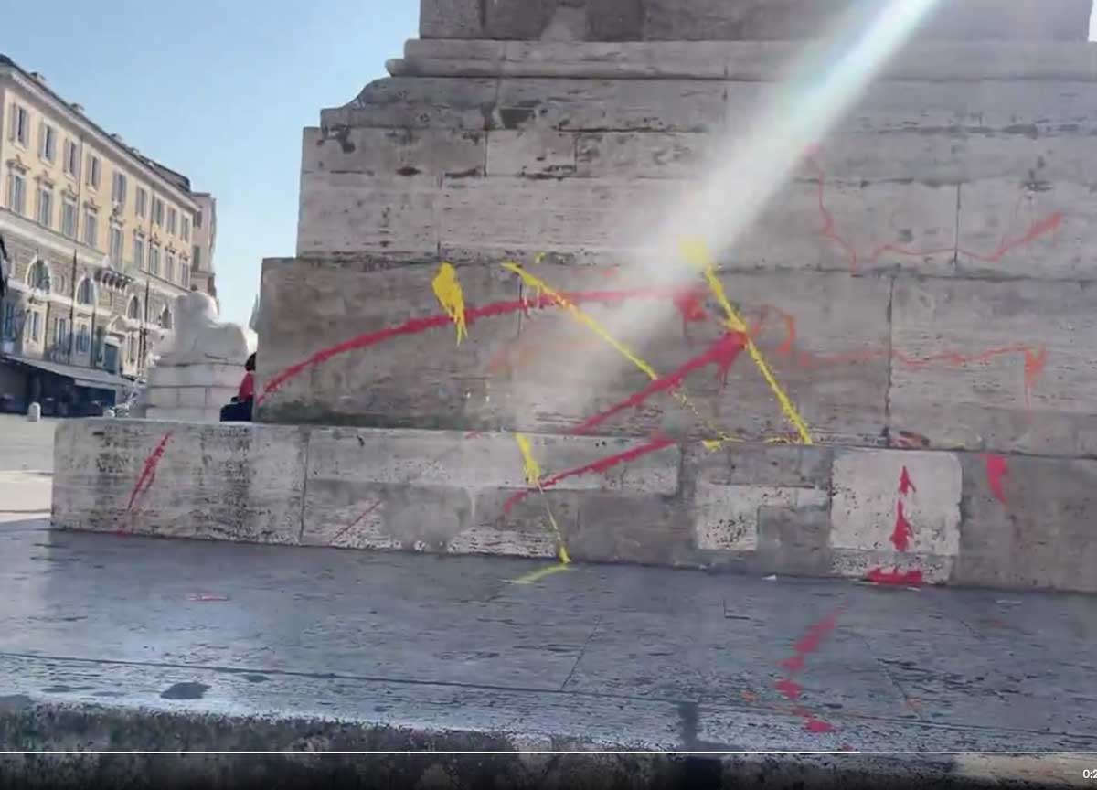 La vernice sulla fontana di piazza del Popolo La vernice sulla fontana di piazza del Popolo