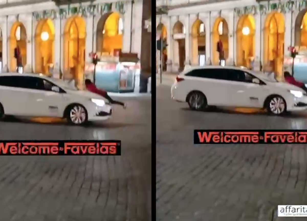 Follia a Roma, si arrampica sul cofano di un taxi in corsa: il video choc