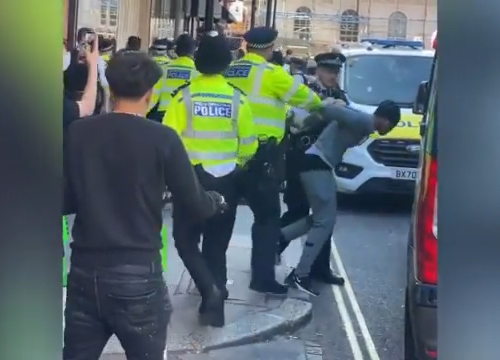 scontri tra ragazzi  e polizia a Londra