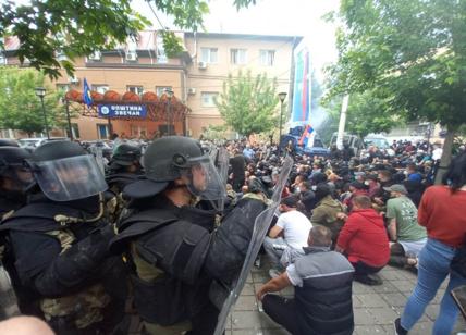 Kosovo, scontri tra Kfor e dimostranti serbi: feriti 11 militari italiani