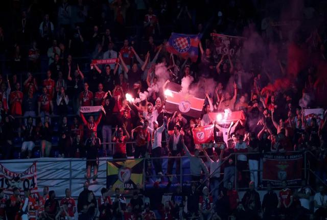Scontri tra tifosi prima di Inter-Benfica (foto de Il Giorno) Scontri tra tifosi prima di Inter-Benfica (foto de Il Giorno)