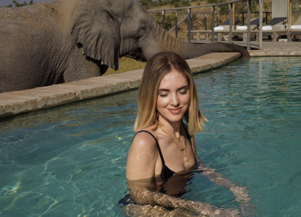 Chiara Ferragni, bagno con gli elefanti in Sud Africa