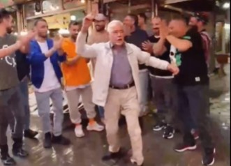 Iraniano balla per strada