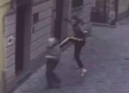Firenze, "il cane si tiene legato". Un 70enne massacrato di botte. Video