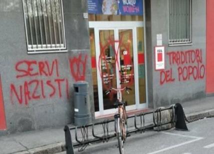 "Servi nazisti", "Traditori del Popolo": no-vax contro la sede Cgil di Brescia