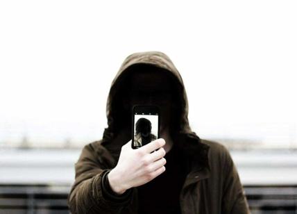 Adolescenti distesi sulla Casilina per selfie e video: genitori denunciati
