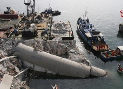Porto di Genova, due giorni dopo l' incidente della nave Jolly Nero