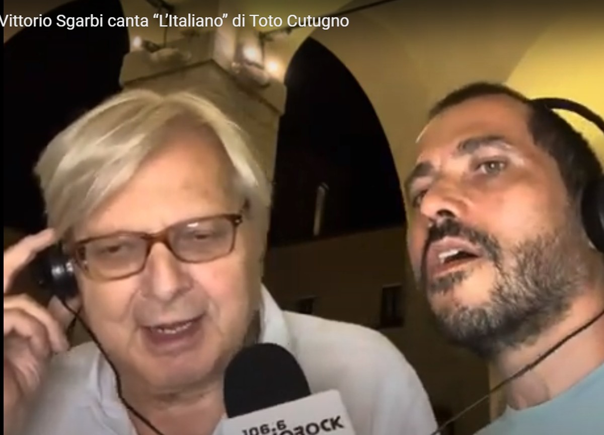 Vittorio Sgarbi canta L'italiano di Cutugno