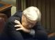 Vittorio Sgarbi crolla dal sonno durante i funerali di Napolitano