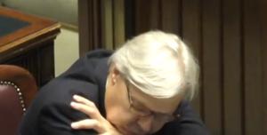 Vittorio Sgarbi crolla dal sonno durante i funerali di Napolitano