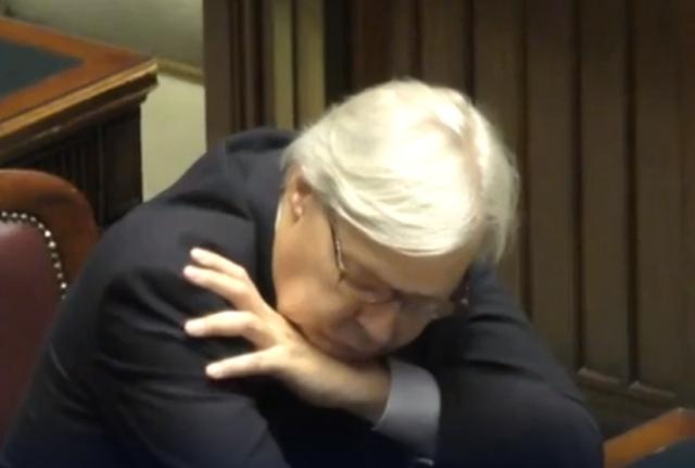 Vittorio Sgarbi crolla dal sonno durante i funerali di Napolitano Vittorio Sgarbi crolla dal sonno durante i funerali di Napolitano