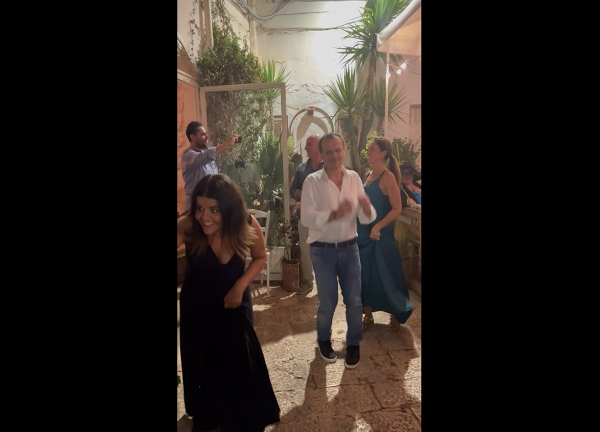 "La Piazza" fa ballare l'Italia: (s)Cateno De Luca e la Pizzica a Ceglie Messapica