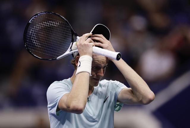 Jannik Sinner lotta, ma perde in 5 set contro Zverev agli Us Open (foto Lapresse)