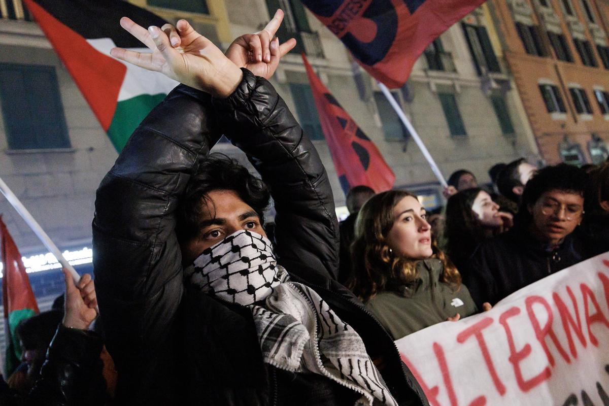 Sit-in organizzato dalla Rete degli studenti medi del Lazio in seguito alle cariche della polizia a Pisa (foto Lapresse) Sit-in organizzato dalla Rete degli studenti medi del Lazio in seguito alle cariche della polizia a Pisa (foto Lapresse)