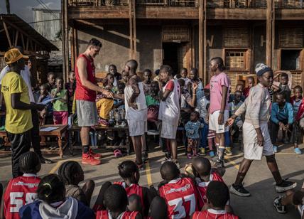 Bruno Cerella e Slums Dunks a canestro con il Kenya in mostra a (un)fair