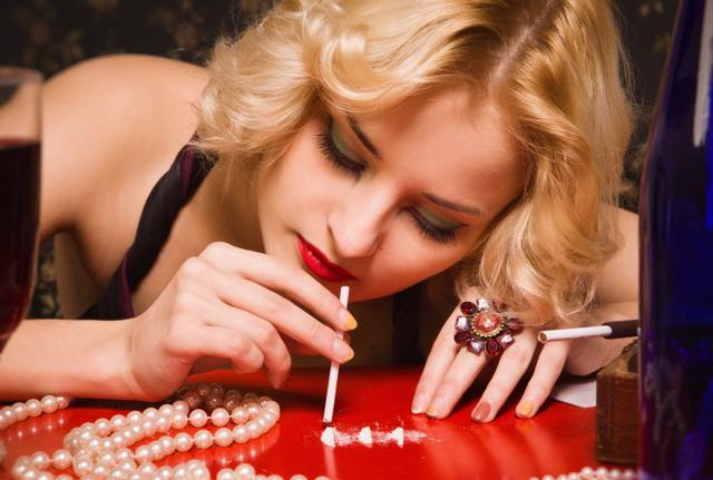 Ragazza sniffa cocaina Ragazza sniffa cocaina