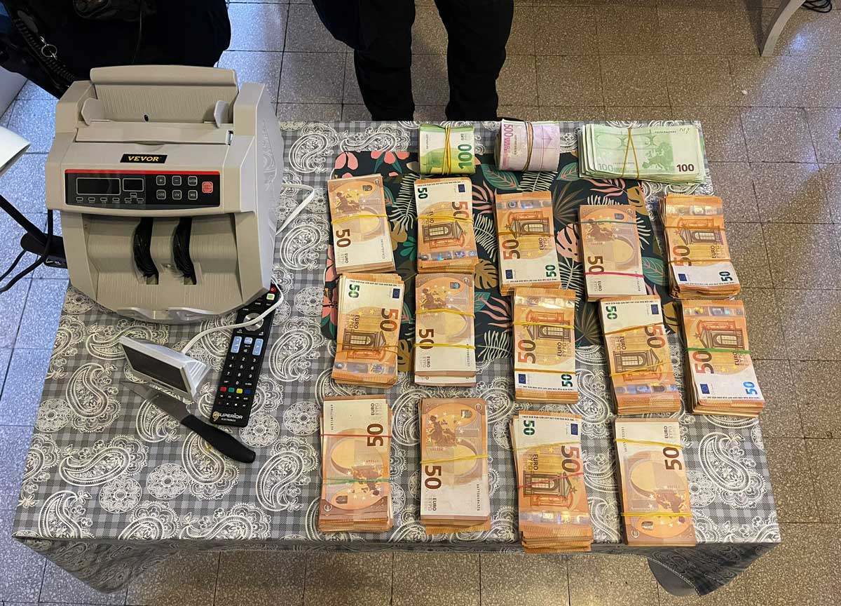 Il denaro sequestrato durante lo sgombero Il denaro sequestrato durante lo sgombero