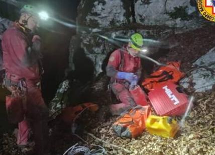 Salerno, speleologa si infortuna a 130 metri di profondità: recuperata
