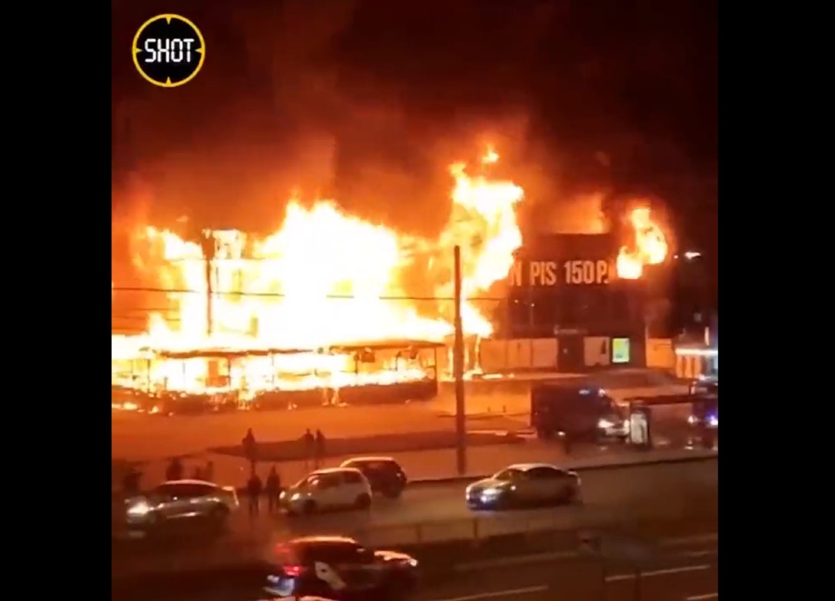 San Pietroburgo travolta dalle fiamme. È giallo sull'incendio San Pietroburgo travolta dalle fiamme. È giallo sull'incendio