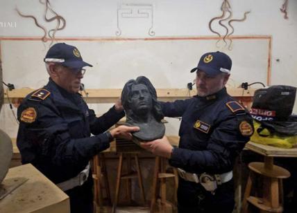 La statua di Anna Magnani dannegiata restituita all'artista Gianluca Bagliani