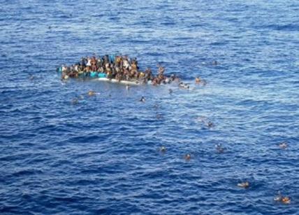 Naufragio nel Mediterraneo, si rovescia un gommone: annegano 61 migranti