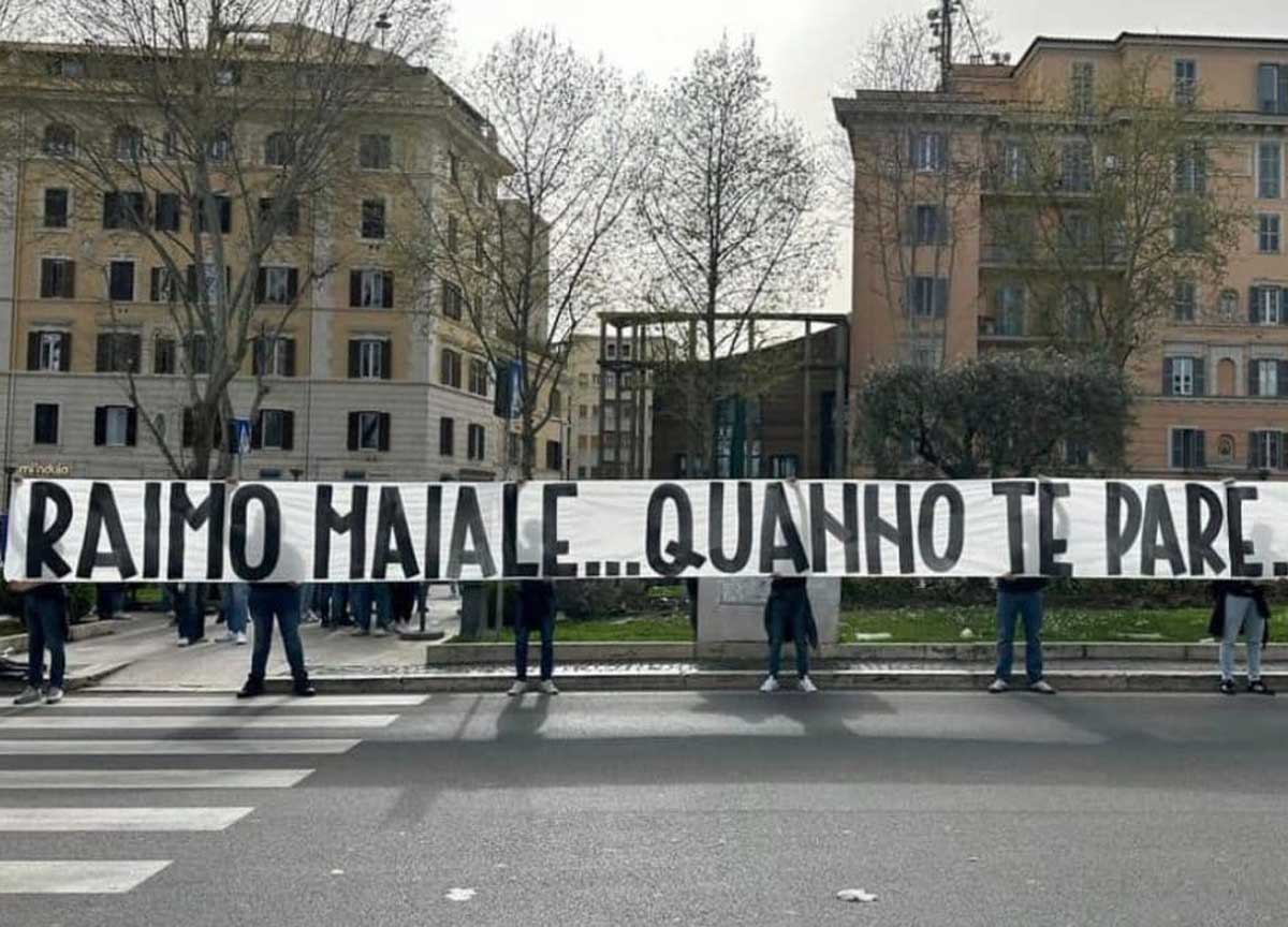 Lo striscione contro Raimo Lo striscione contro Raimo