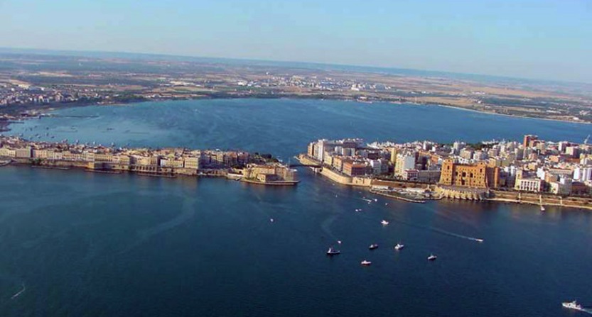 Taranto Mar Grande in basso, Mar Piccolo in alto