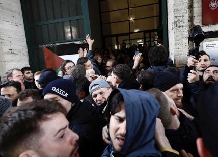 Sapienza, occupato il rettorato: tensioni e scontri con la Polizia nell'Ateneo