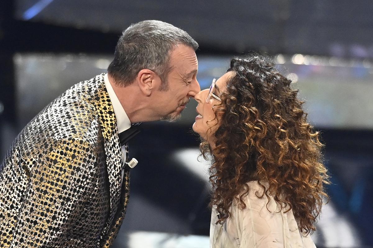 Teresa Mannino e Amadeus (foto Lapresse) Teresa Mannino e Amadeus (foto Lapresse)
