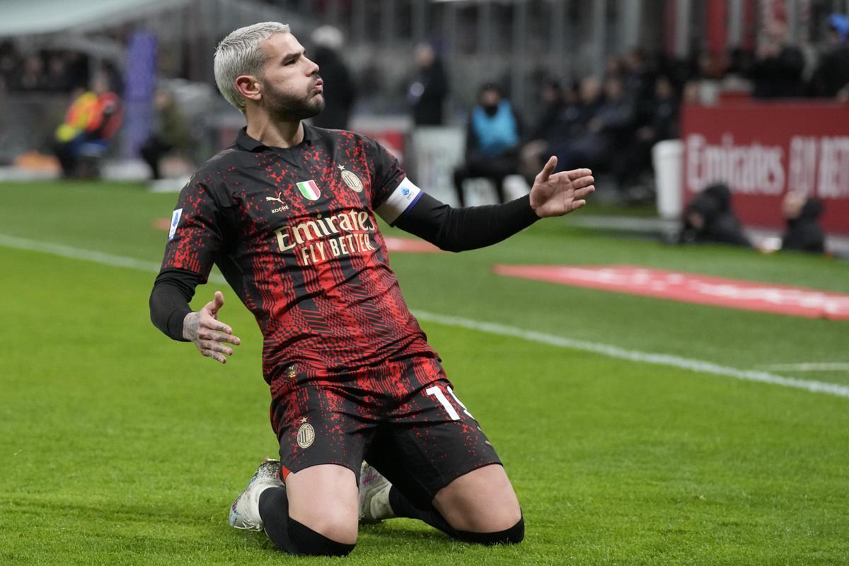 Theo Hernandez Milan quarta maglia 