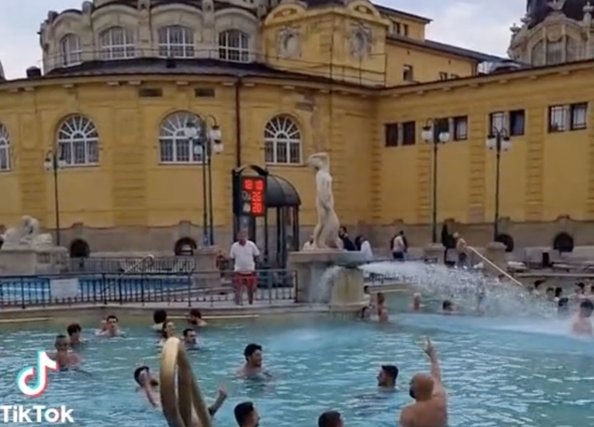 I tifosi dell'As Roma e i cori alle terme di Budapest I tifosi dell'As Roma e i cori alle terme di Budapest