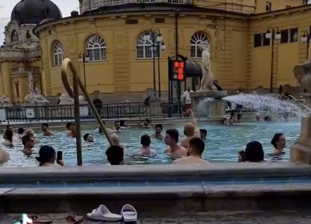 I tifosi dell'As Roma e i cori alle terme di Budapest I tifosi dell'As Roma e i cori alle terme di Budapest