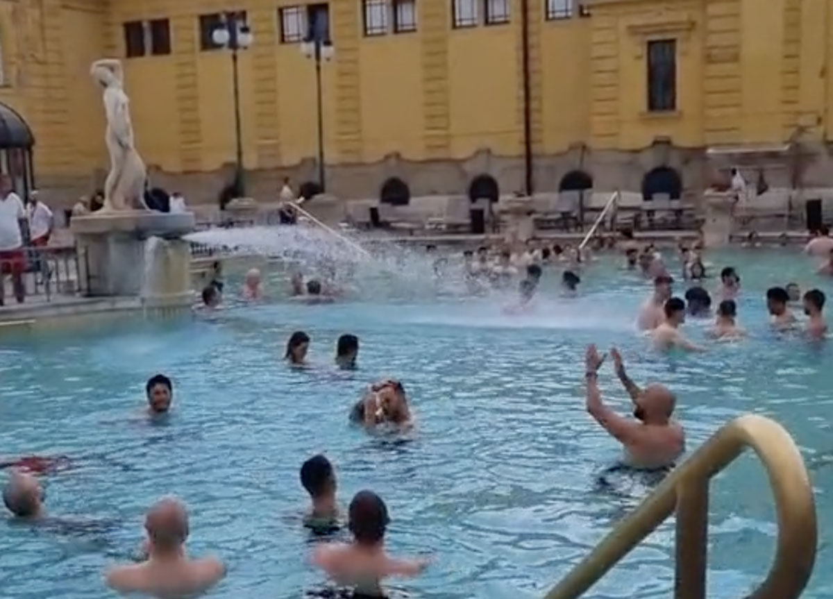 I tifosi dell'As Roma e i cori alle terme di Budapest I tifosi dell'As Roma e i cori alle terme di Budapest