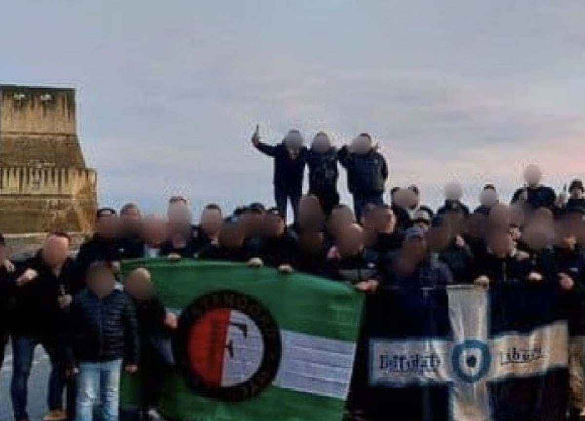 I tifosi del Feyenooord sul lungomare di Napoli