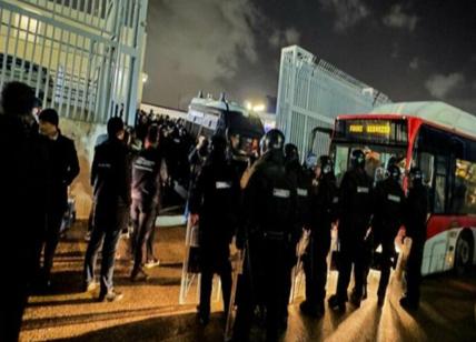 Napoli-Eintracht, tensione tifosi. Assalto ai bus, lancio razzi e bottiglie