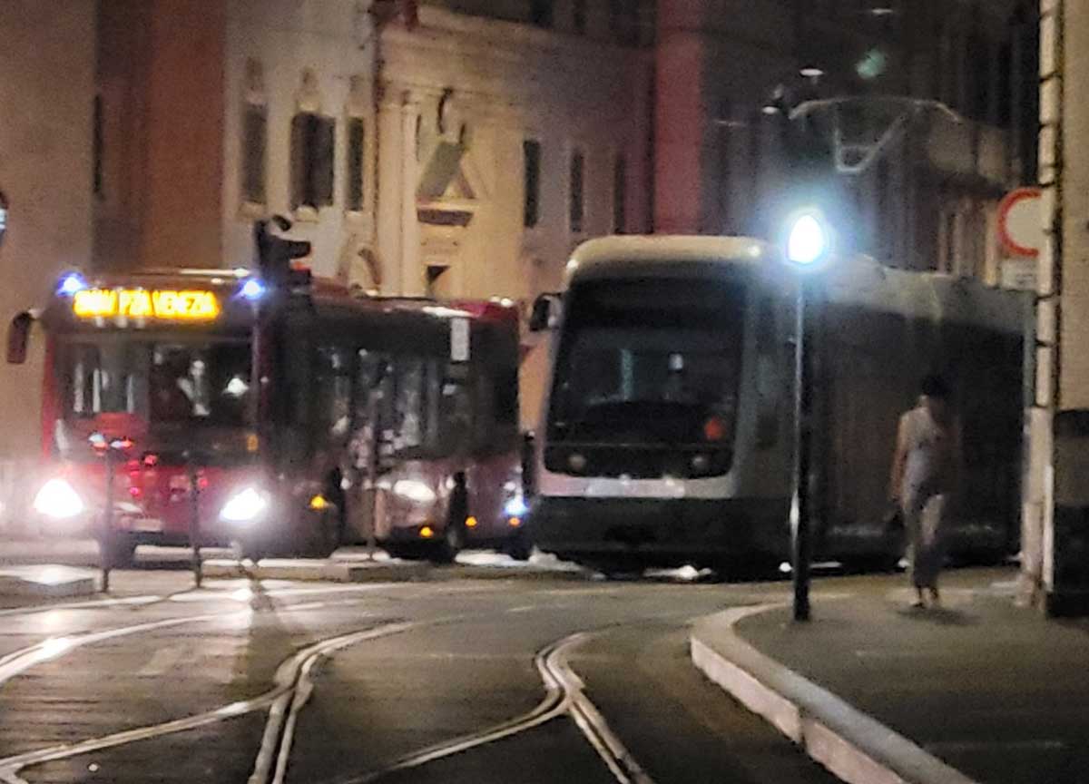 Il ritorno del tram 8 segnato da un guasto Il ritorno del tram 8 segnato da un guasto