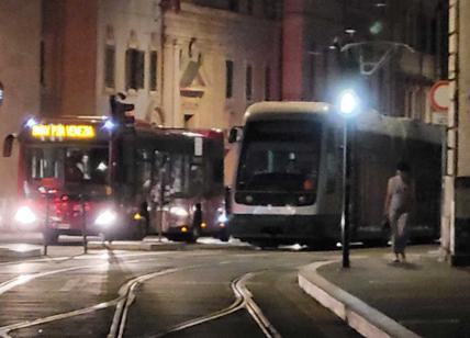 Roma, torna il tram 8 e subito si ferma. Gualtieri perseguitato dalla sfortuna