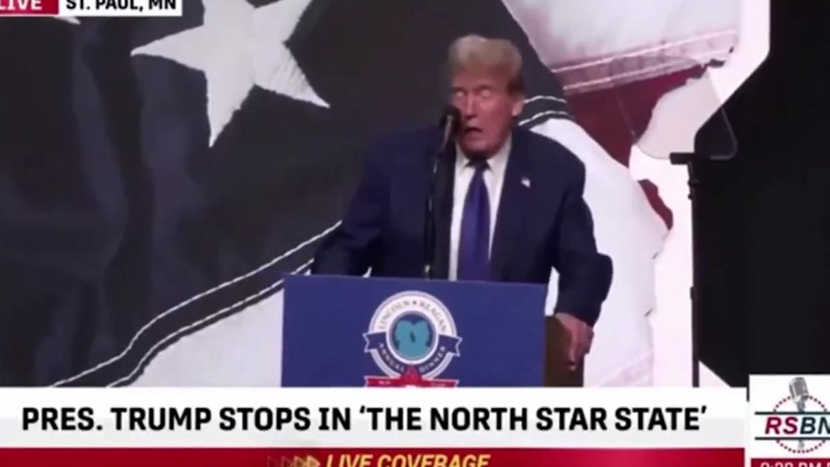 Trump cade dal palco