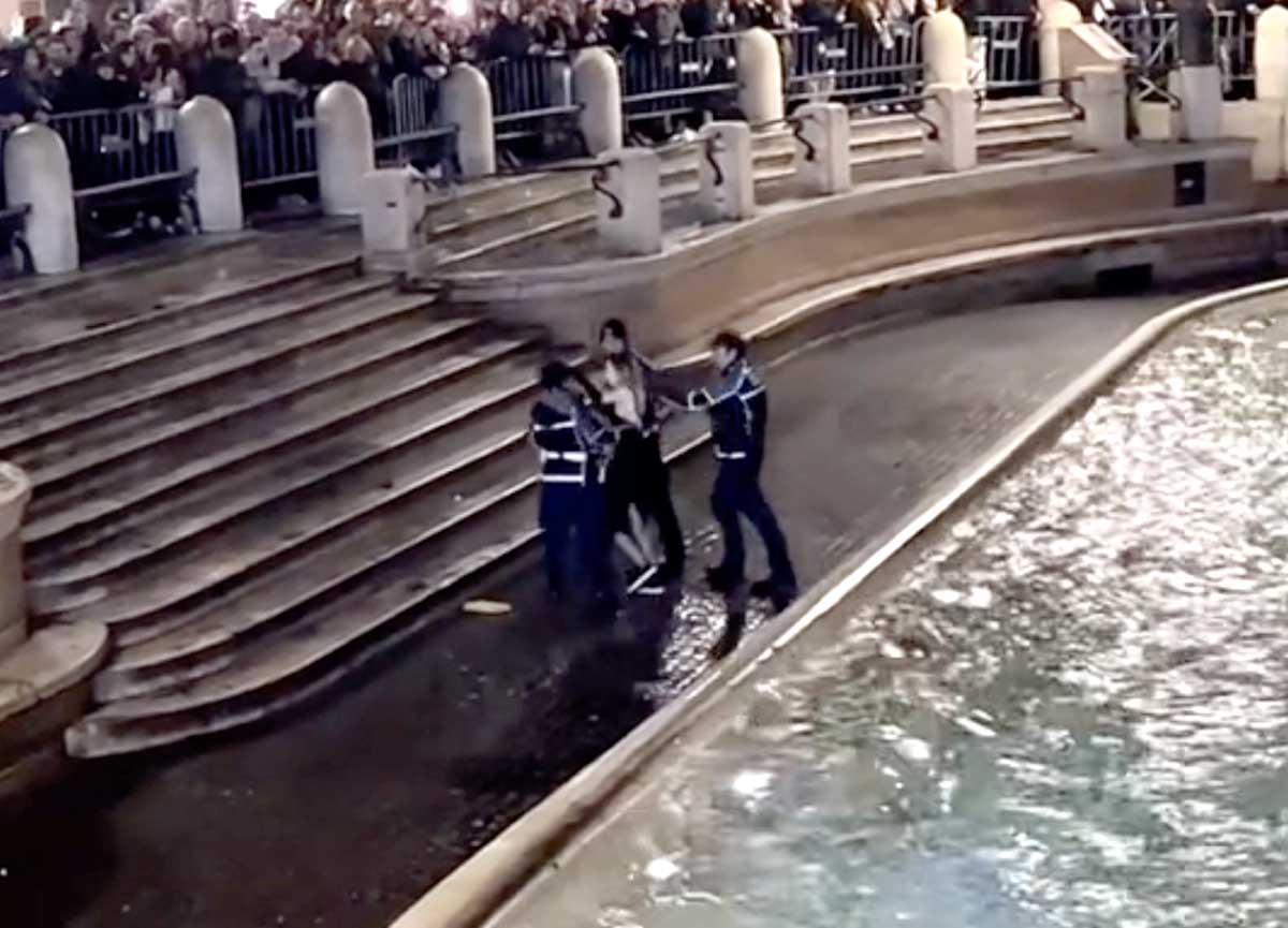 Il tuffo nella Fontana di Trevi a Capodanno Il tuffo nella Fontana di Trevi a Capodanno