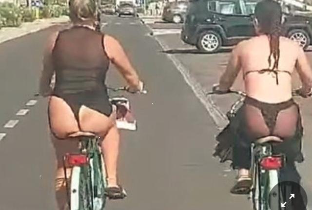 Turiste in bikini a Gallipoli Turiste in bikini a Gallipoli