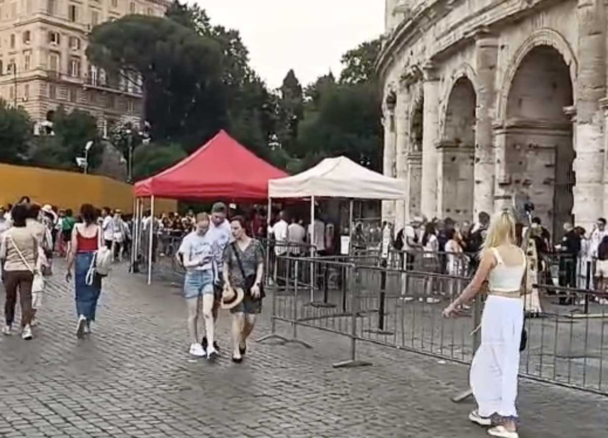 Turisti al Colosseo Turisti al Colosseo