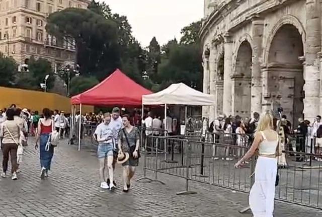 Turisti al Colosseo Turisti al Colosseo