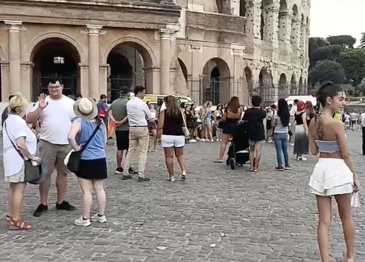 turisti roma malori al colosseo 03